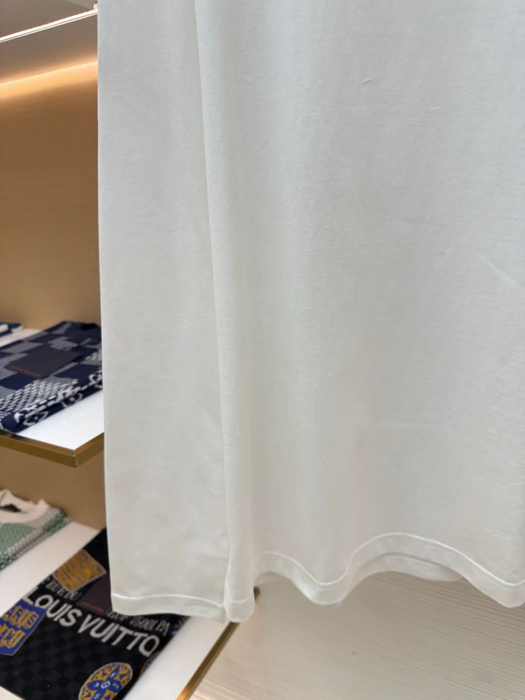 LOUIS VUITTON dark pattern embossed long sleeves ●Authentic product: purchased and developed for 6800 ●Item number: 1680162-A20 ●Fabric: pure cotton fabric ●Technology: embossed production ●Version: fitted version ●Weight: about 285 grams ●Size: XS-S-M-L ●Description: The fabric is made of 40s double-stranded long-staple cotton yarn plain weave dust-etched wool technology, and the finished fabric is passed through a mercerizing machine to increase the gloss of the fabric. It is matched with 32s double-stranded cotton cover silk cylindrical open-width rib front panel for stamping and filling process. After low-temperature stamping, the inside is filled with 3.5-mile thick sponge. The sponge is cut by laser burning to create the pattern. The bottom surface is directly sealed with low-temperature hot melt glue at 80°C through an integrated operation. The bottom material is machine washable. The overall routing is straight and delicate, the fabric is comfortable and soft, the color is consistent and there is no color difference, it can be matched with the same style to create a fashionable look, and can be used in various occasions, customized accessories, complete with three standards, the same style for men and women!